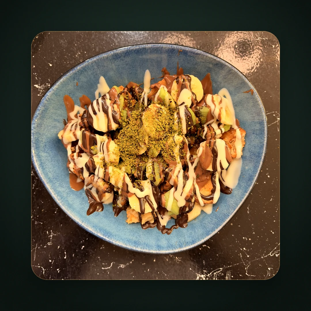 Meyve ve çikolatalı waffle – Payidar Cafe